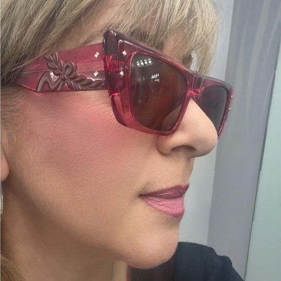 Mcm Worldwide Gorgeous Sunglasses with crossbody leather pouch New with tag - Picture 5 of 13